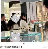 劉亦菲逛商場被偶遇 戴墨鏡悠閑