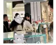 刘亦菲逛商场被偶遇 戴墨镜悠闲