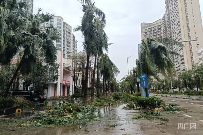 超强台风“摩羯”过境后海口街道满目疮痍